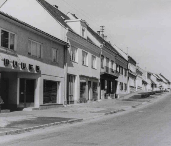 Hauptstraße, Baustoffhandel Bauer, Gazelle Bekleidungsgeschäft, Pieber Kreislerei, Fuhrunternehmen Wukovits, Bäckerei Holitz, Hauptplatz
