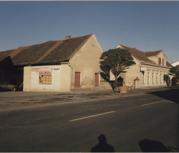 Ehemalige Gasthaus Neubauer in der Hauptstraße mit dem ehemaligen Sparmarkt, im Oktober 1987