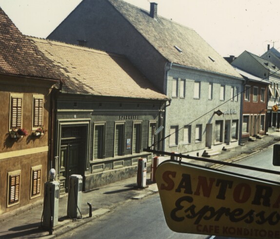 Herrengass mit der ehemaligen Sparkassse, der Drogerie Kottas und dem Kaufhaus Radnetter am 09. Mai 1967