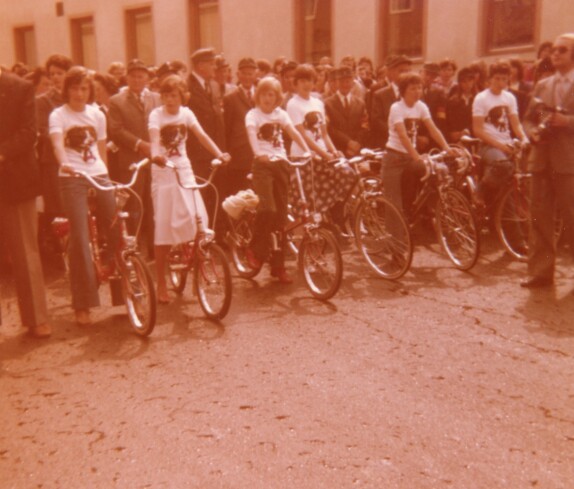 Besuch des LH Kery in Stegersbach, Begrüßung durch eine Radfahrgruppe der ARBÖ Ortsgruppe Stegersbach am Hauptplatz vor dem Gasthaus Bauer