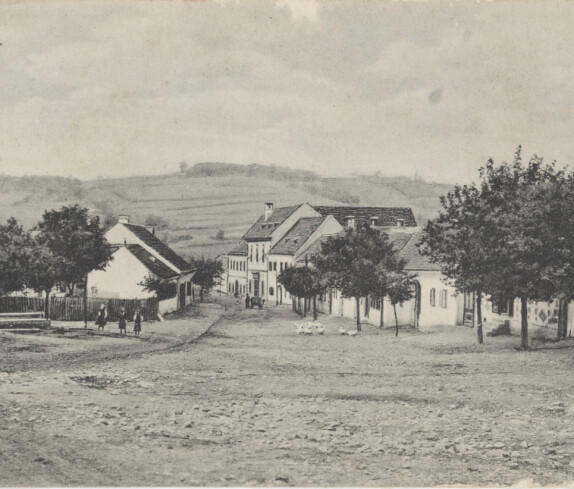 Stegersbach, Hauptplatz, mit Blick in die Herrengasse, im Hintergrund die Stegersbacher Bergen