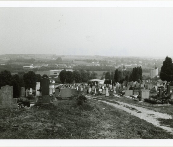 Friedhof und Blick auf Stegersbach, Handelsschule, alte und neue Kirche im August 1977