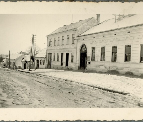 Die Hauptstraße mit dem Baumaterialien von Franz Bauer, der Bäckerei von Karl Koköfer und dem Postamt