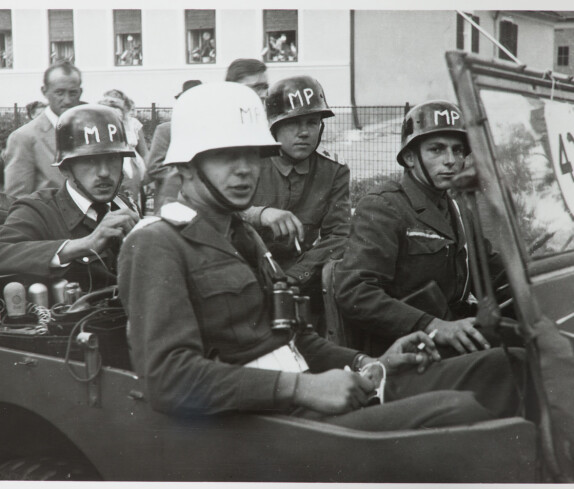Volksfest mit Blumenkorso 18. August 1957, die Vier im Jeep
