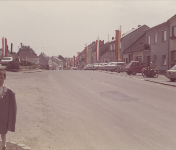 Blick Richtung Hauptstraße mit dem Friseurgeschäft Mandler auf der rechten Seite