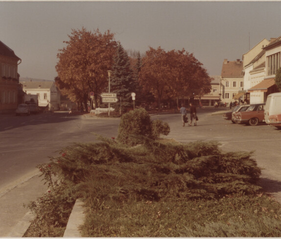 Hauptplatz, Hauptstraße, der Park, Apotheke, Kaufhaus Radnetter, Schuhhaus Wukovits, Rathaus, Schuhhaus Tobitsch, Sport Sommer