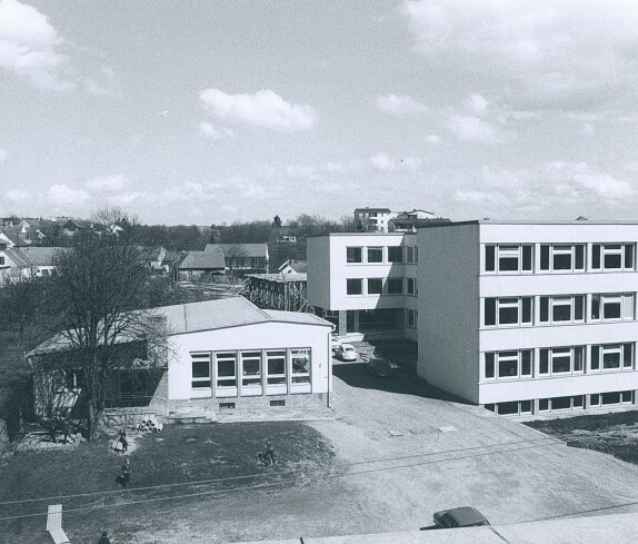 Kindergarten und Hauptschule am 10. Oktober 1972
