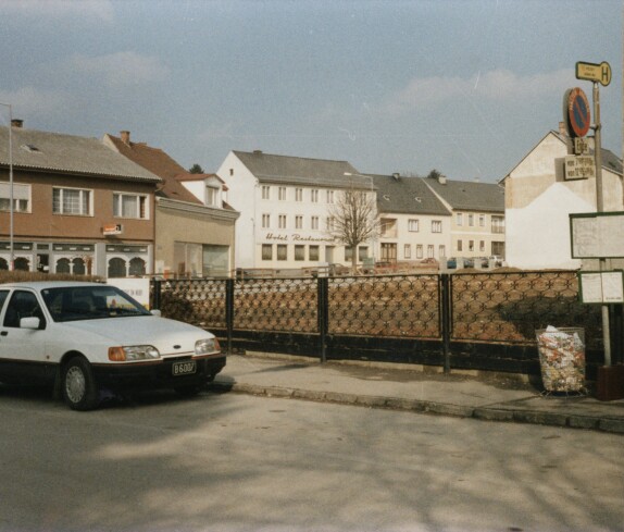 Neubau des Zielpunkt Geschäftes am Hauptplatz im März 1989