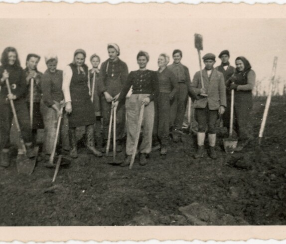 Stellungsgraben zur Verteidigung gegen die russischen Armee im Zweiten Weltkrieg im April 1945