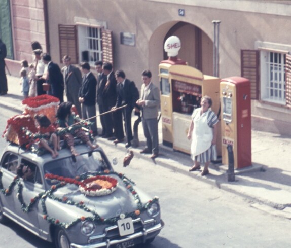Volksfest und Blumenkorso 1955 in der Herrengasse  mit dem Grosshandel Röhrich und der Tankstelle
