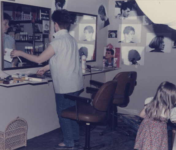 Wirtschaftsausstellung Stegersbach im Jahr 1985 und 1986 in der Hauptschule Stegersbach, Vorbereitung für den Stand von dem Friseurgeschäft von Roland Kranz