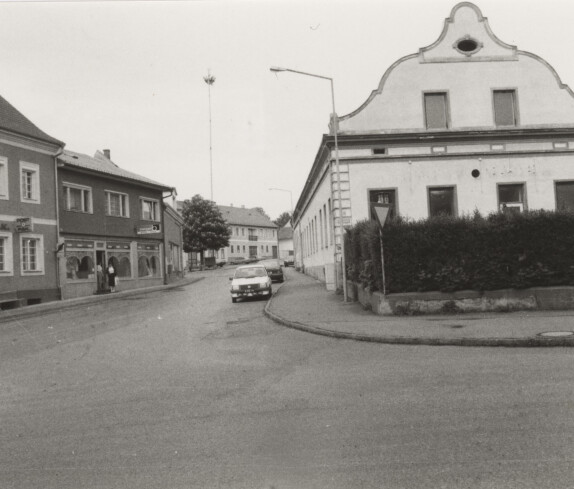 Gasthof Ernst Bauer, Früher Hausnr. 66, jetzt Hauptplatz 13, links das Rathaus, die Postbank und das Geschäft Kaiser