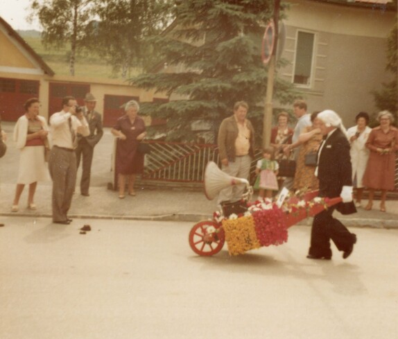 Volksfest mit Blumenkorso in der Kirchengasse und der Firma Julius Fenz