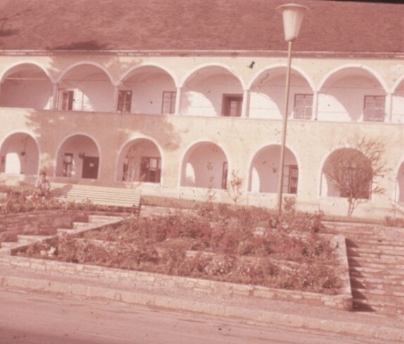 Hauptstraße mit dem Kastell und ehemaligen Museum