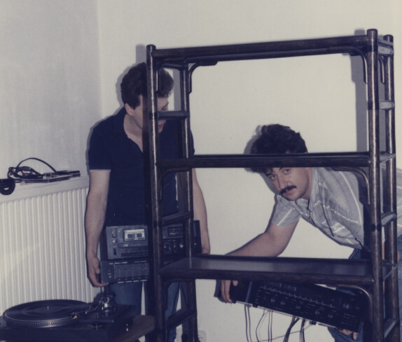 Wirtschaftsausstellung Stegersbach im Jahr 1985 und 1986 in der Hauptschule Stegersbach, Vorbereitung für den Stand von dem Friseurgeschäft von Roland Kranz