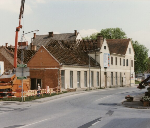 Neubau des Haus Kapesky am Hauptplatz und der Wienerstraße mit dem Geschäft Bakanitsch im Jahr 1997