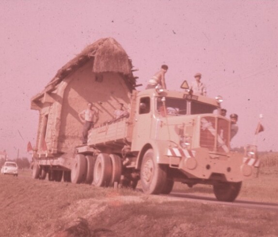 Transport eines alten Bauernhaus für das ehemalige Freilichtmuseum Stegersbach hinter dem Kastell