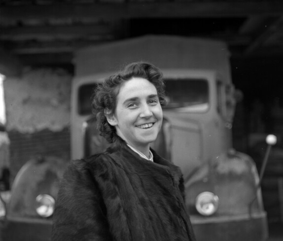 Margarete Fabsits, geborene Röhrich im Hof  der Firma Röhrich