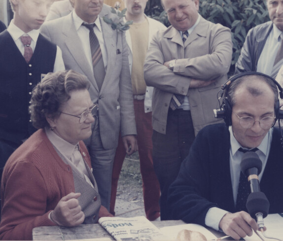 Wirtschaftsausstellung Stegersbach im Jahr 1985 und 1986 in der Hauptschule Stegersbach, der Stand von der Radiosendung Autofahrer Unterwegs
