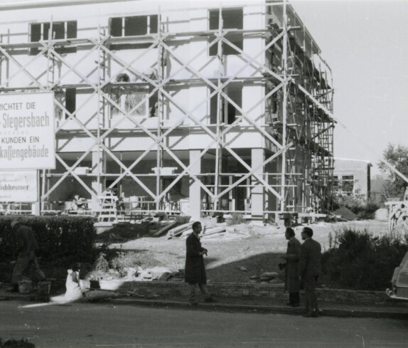 Neubau des Sparkassengebäude im Jahr 1961 am Sparkassenplatz 1
