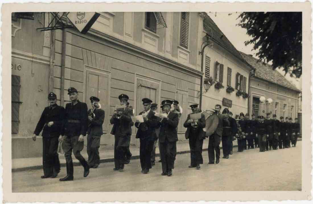 Musikkapelle Karl Kapesky in der Herrengasse mit dem Elektro Otto Dietinger Radio, Grosshandlung Röhrich und der Sparkasse