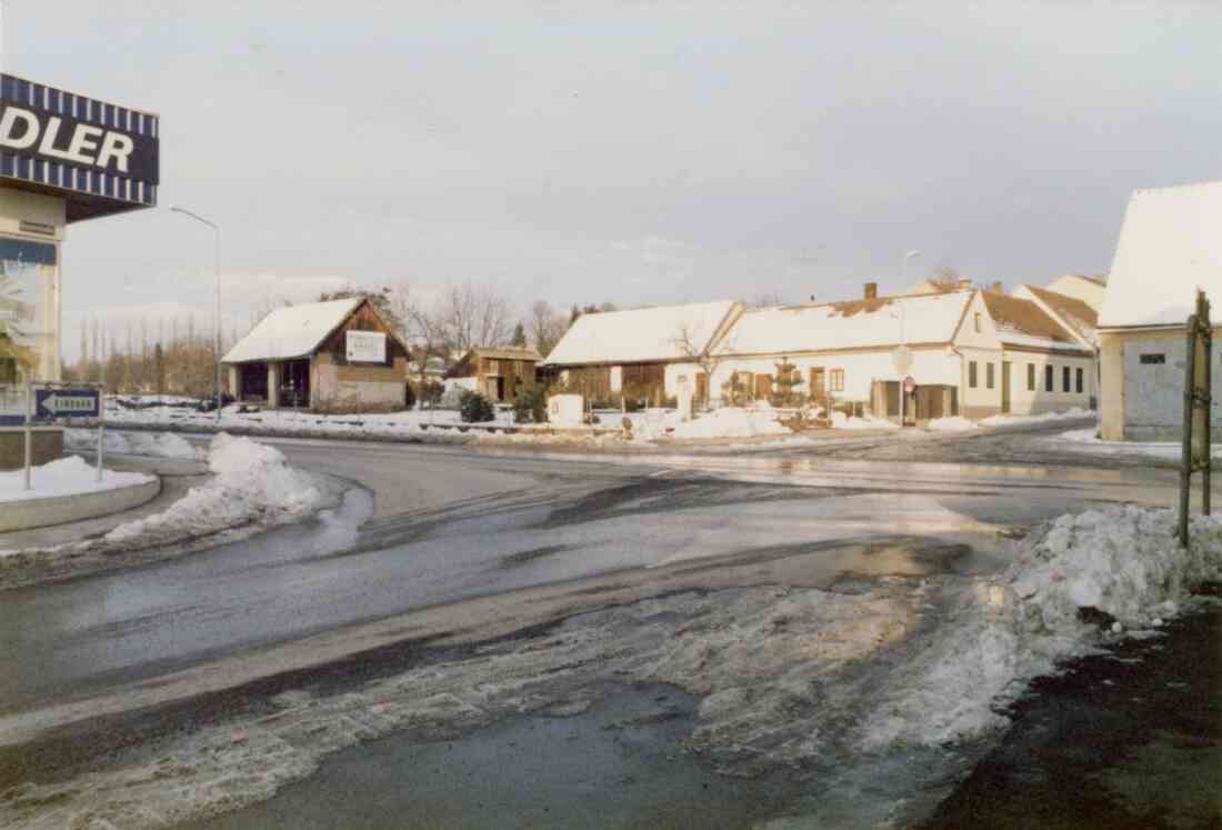 Kreuzung Wiener Straße, Grazerstraße, Hintergasse,  KFZ Werkstatt und Tankstelle Mandler im Dezember 1986