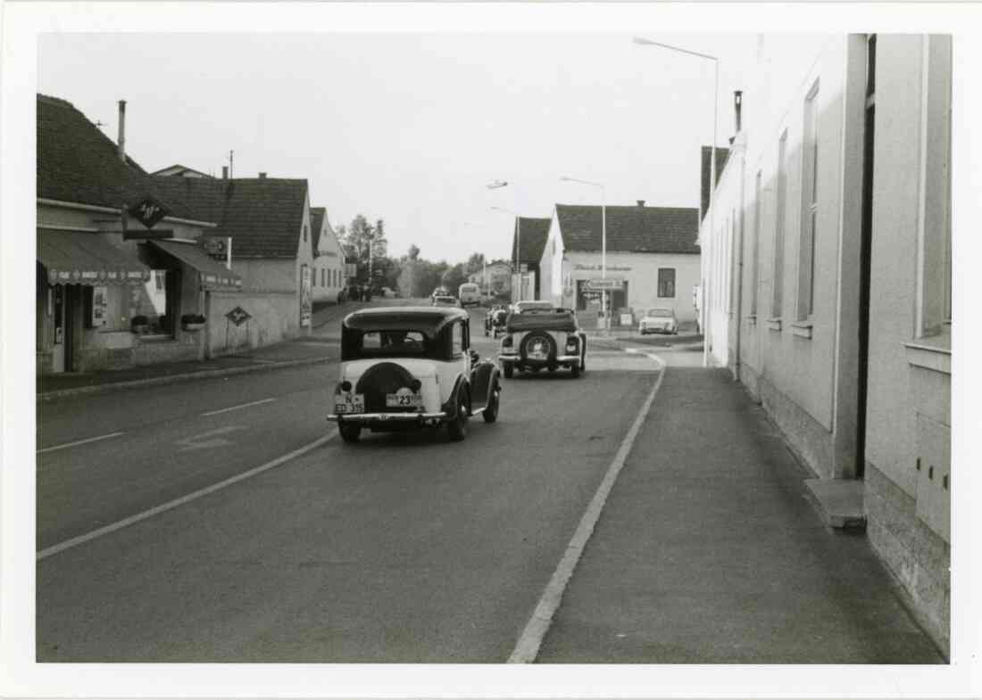 Kreuzung Wiener Straße, Hintergasse, Grazerstraße, Foto Stangl, KFZ Werkstatt und Aral Tankstelle Mandler und Fleisch und Wurstwarengeschäft, oder Fleischhauerei Josef Siderits