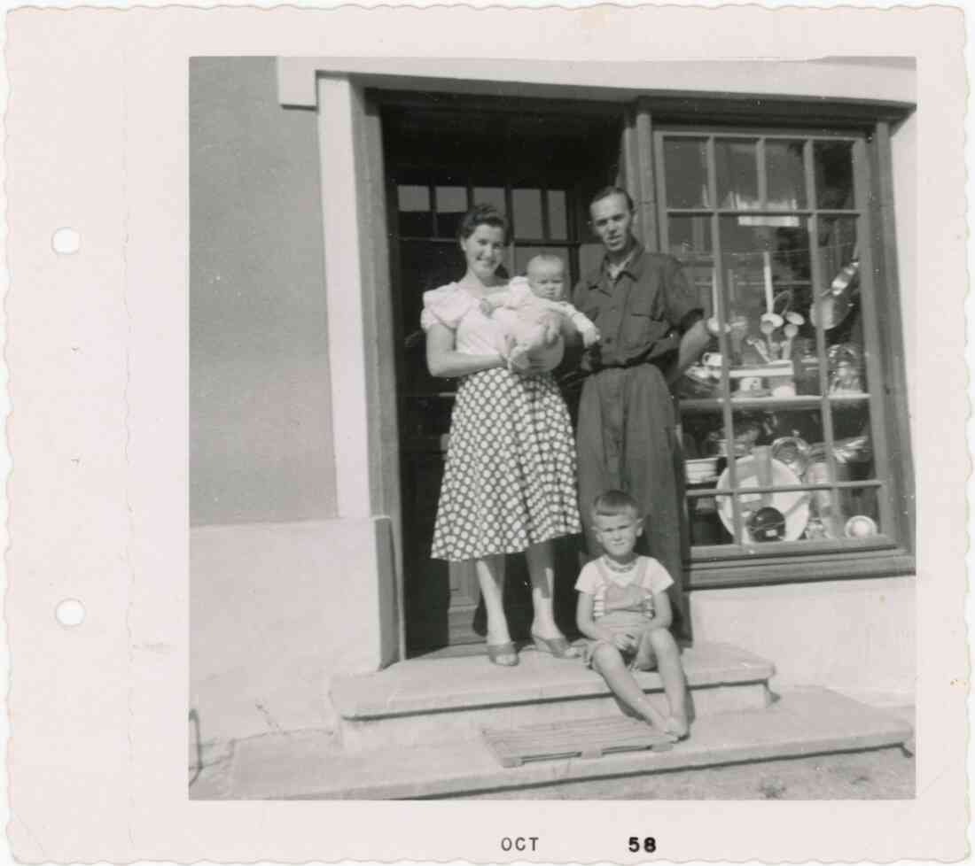 Janisch Spenglerei und Geschirrgeschäft in der Kirchenstraße 8, früher Hausnummer 530 im Oktober 1958