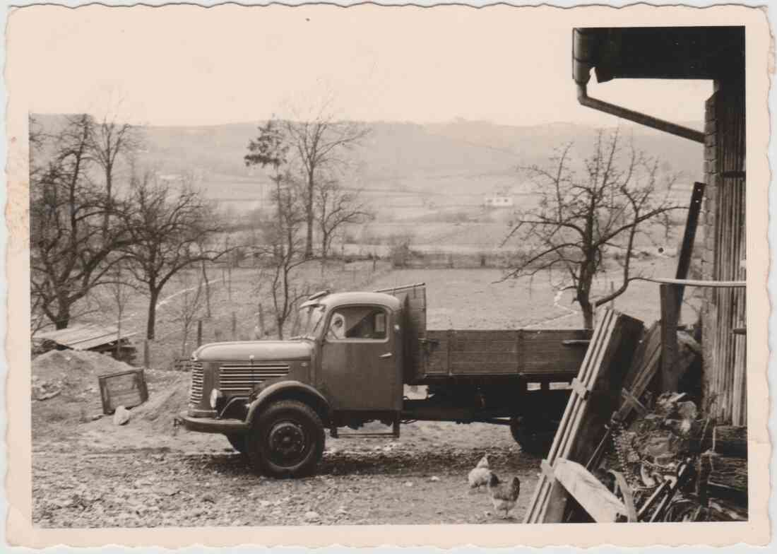 Fuhrunternehmen Wukovits, im Hof der Familie und des Fuhrunternehmen's Wukovits, Hauptstraße 10, miit Blick zum Mühlbach und den Stegersbacher Bergen