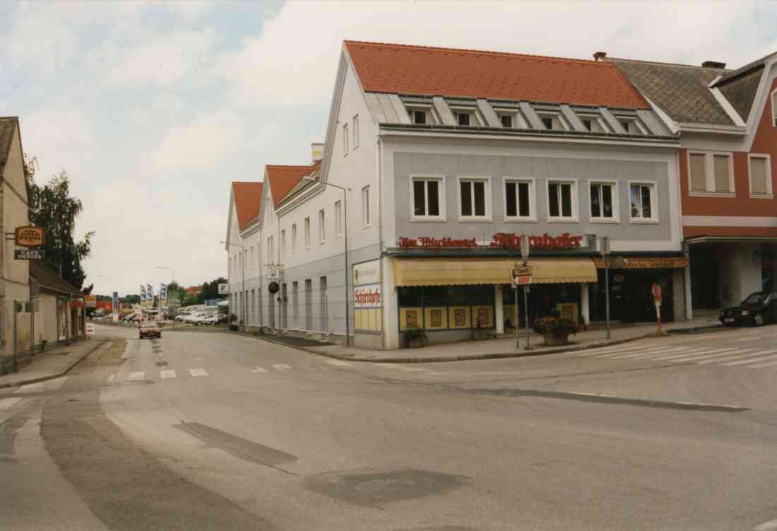 Haus Kapesky am Hauptplatz und der Wienerstraße mit der Fleischerei Schirnhofer und dem Irish Pub Lima am13.07.1998