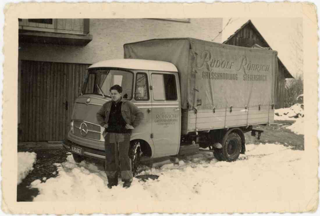 Othmar Windt vor dem Mercedes Benz LKW Typ 319 der Großhandlung von Rudolf Röhrich