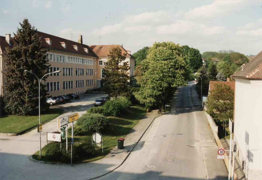 Kastellstraße oder Promenadenweg, die Hauptschule und Musikschule, die Allee und das Haus der Famile Csar, später das Fotostudio Maly am 27.04.1999