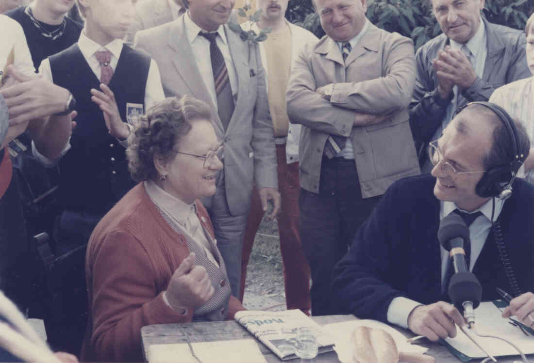 Wirtschaftsausstellung Stegersbach im Jahr 1985 und 1986 in der Hauptschule Stegersbach, der Stand von der Radiosendung Autofahrer Unterwegs