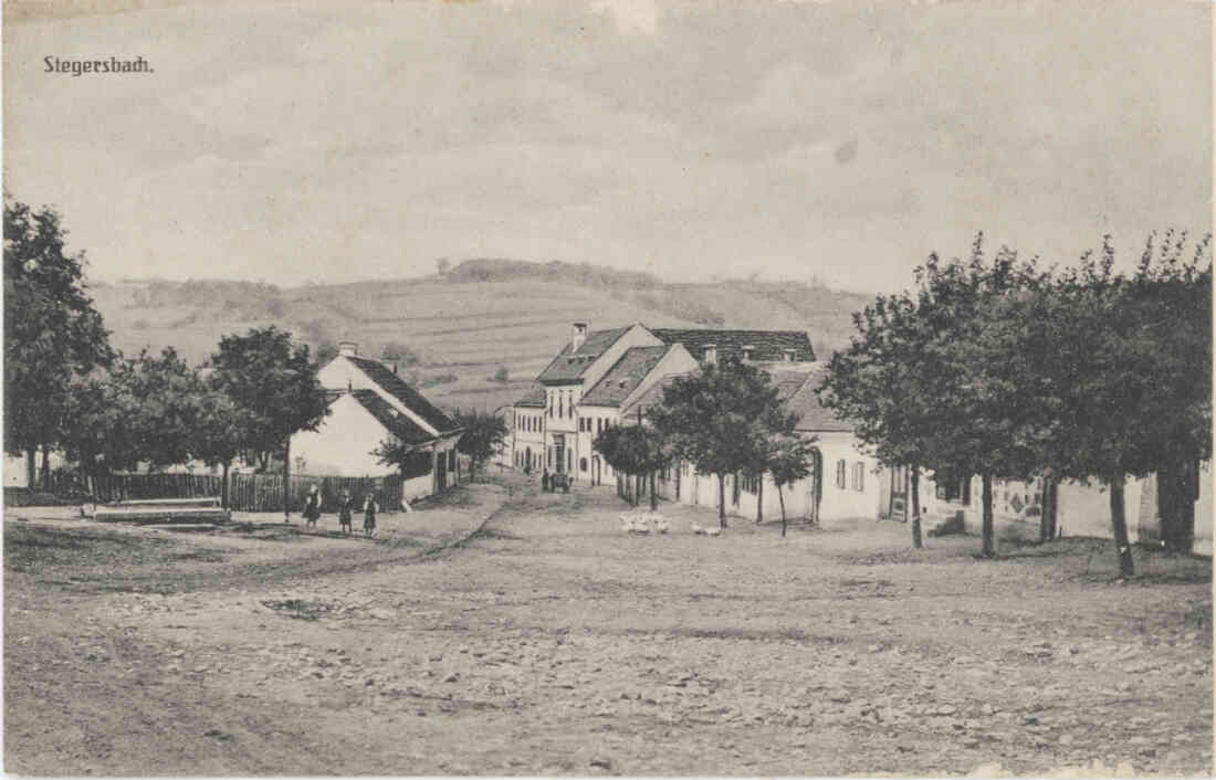 Stegersbach, Hauptplatz, mit Blick in die Herrengasse, im Hintergrund die Stegersbacher Bergen