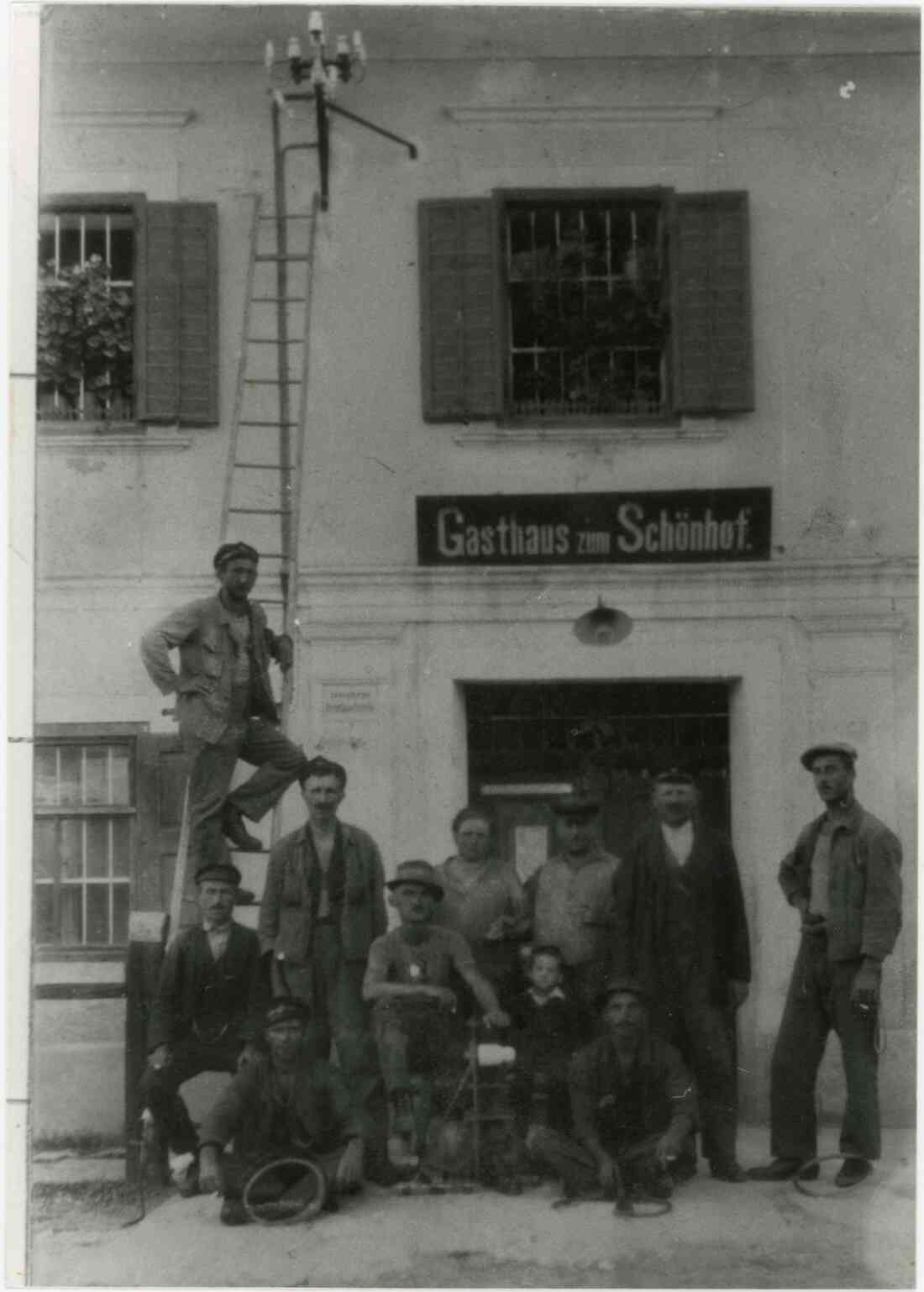 Stegersbacher Telegrapher vor dem Gasthaus zum Schönhof