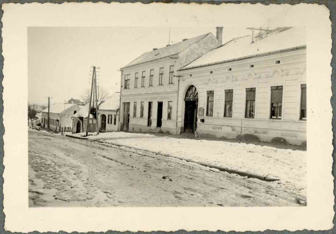 Die Hauptstraße mit dem Baumaterialien von Franz Bauer, der Bäckerei von Karl Koköfer und dem Postamt