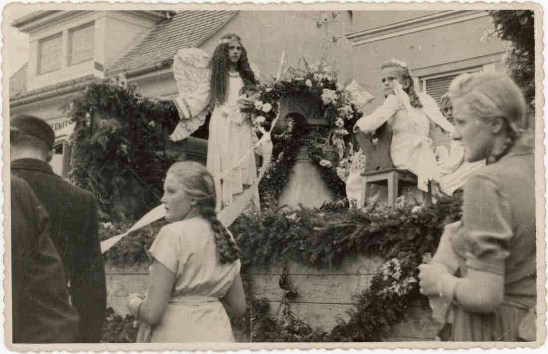 Glockenweihe in Stegersbach am 01. September 1950, in der Mitte stehend bei der Glocke ? Kapesky, rechts davon ? Bischof und Anna Ferstl verheiratete Six)