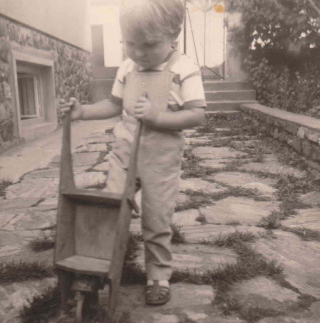 Andreas Pelzmann spielt mit seiner Scheibtruhe in der Hauptstraße 30