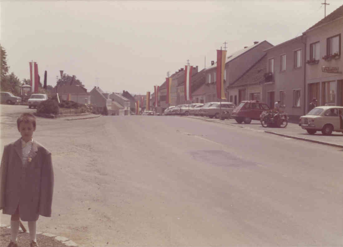 Blick Richtung Hauptstraße mit dem Friseurgeschäft Mandler auf der rechten Seite