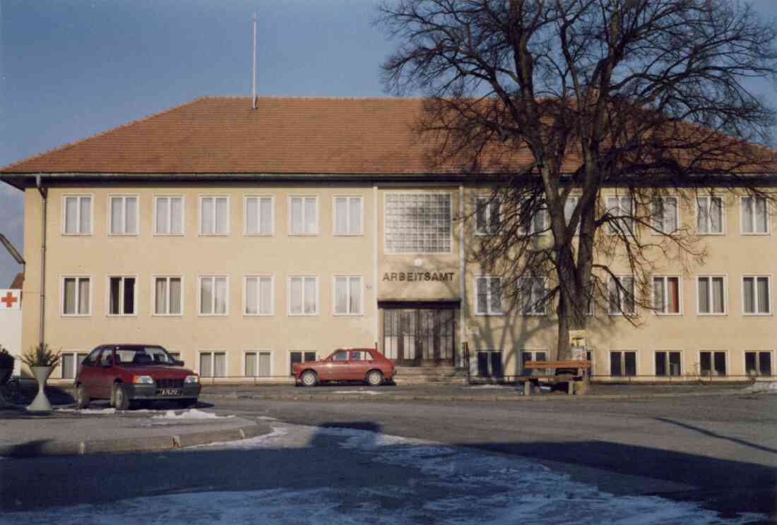 Arbeitsamt Stegersbach mit dem Lindenbaum in der Vorstadt 3, am 04. Jänner 1987 und die Rot Kreuz Stelle