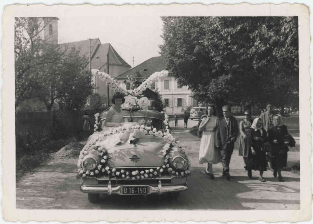 Blumenkorso August 1957 i der Kirchengasse,  Kirche und Volksschule