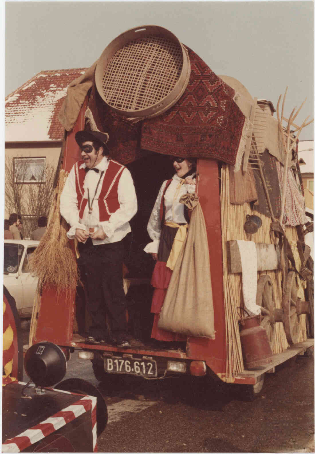 Faschingsumzug mit dem Wagen des Geschäftes Bakanitsch