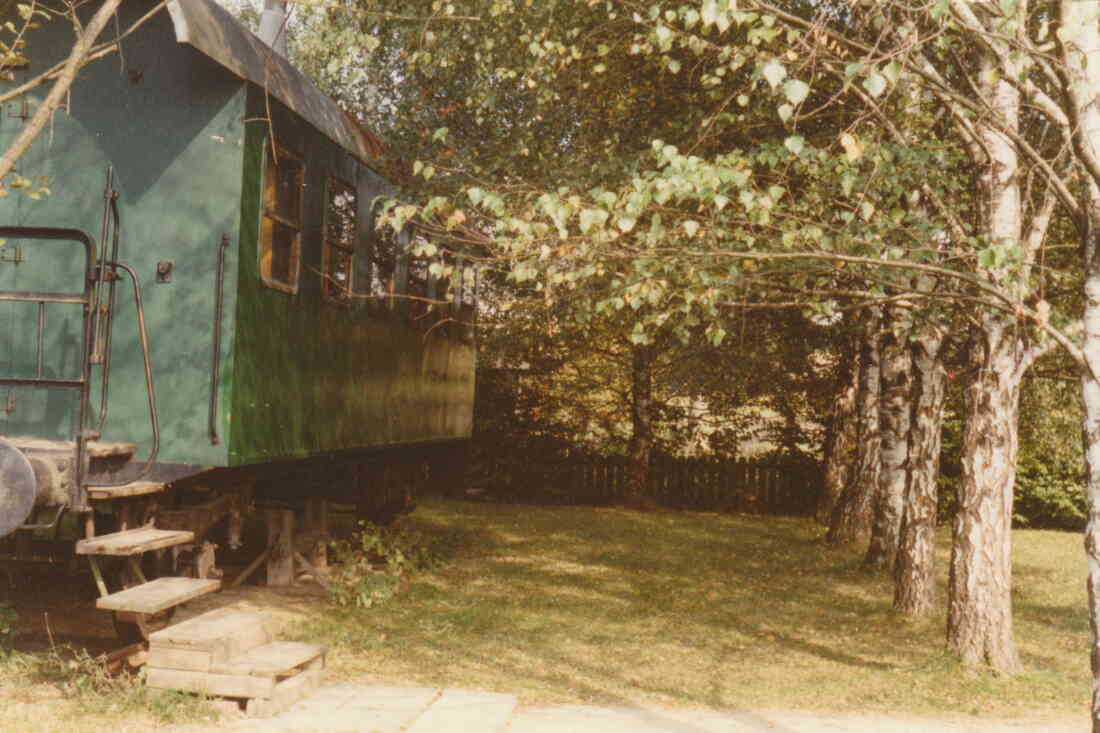 Alter Eisenbahnwagon beim Rossnest und dem Reitstall