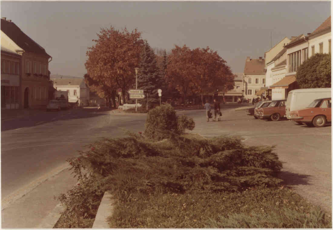 Hauptplatz, Hauptstraße, der Park, Apotheke, Kaufhaus Radnetter, Schuhhaus Wukovits, Rathaus, Schuhhaus Tobitsch, Sport Sommer