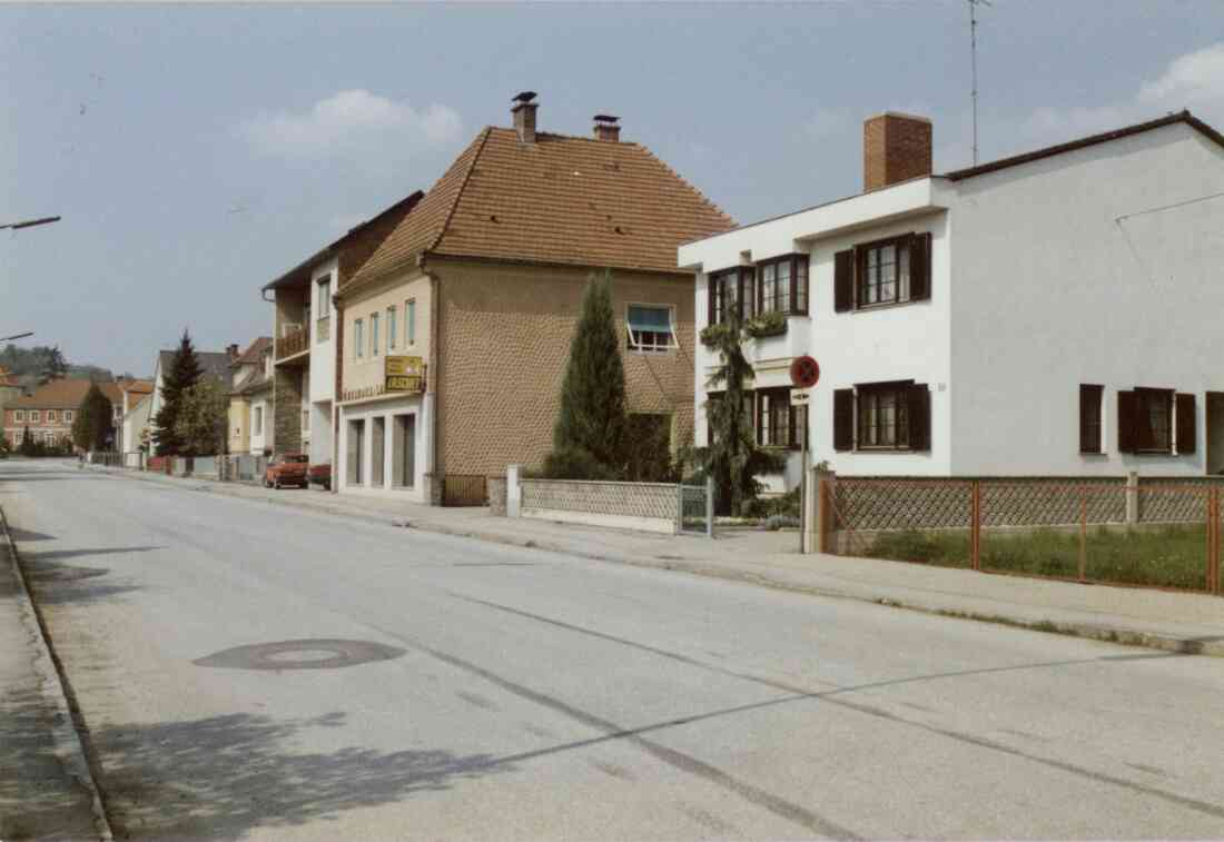 Haus der Familie Sagmeister in der Kirchengasse 18, früher Hausnummer 541, links die Tischlerei Laschet am 15.04.1989