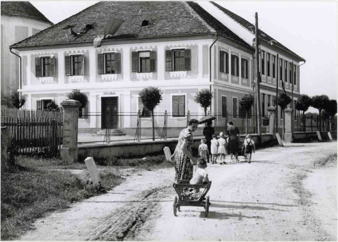 Ägidius Kirche und die Volksschule in der Kirchengasse