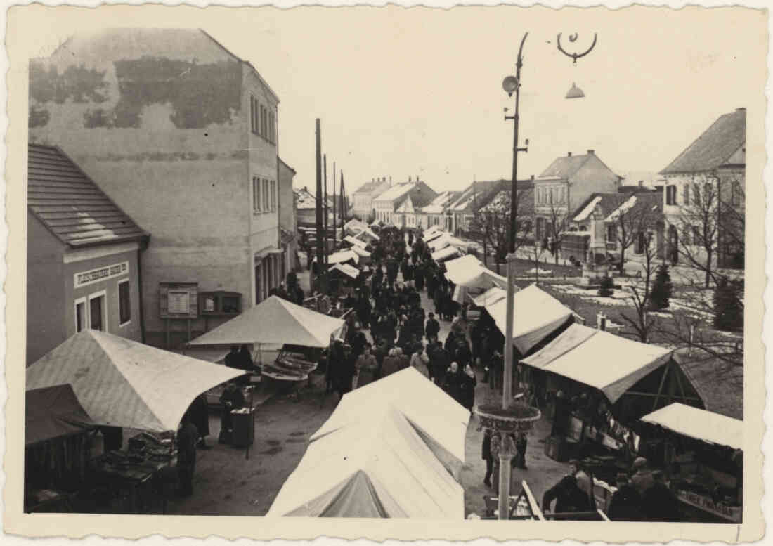 Jahrmarkt am Hauptplatz, Fleischhauerei Bauer, der Park und die Hauptstraße am 27.01.1953