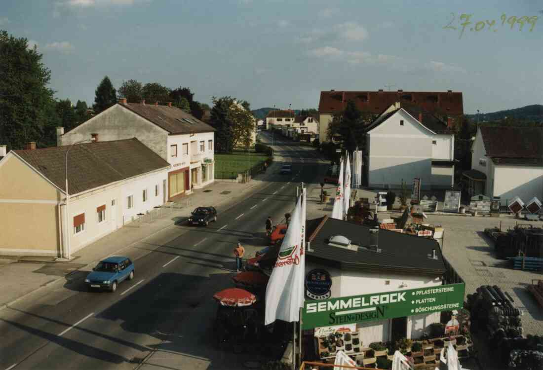 Baustoffhandel Franz Bauer, Imbiss Zieserl und Siderits Hüte in der Hauptstraße am 27.04.1999