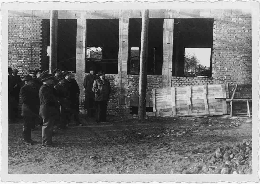 Neubau der Hauptschule 1952 Gleichenfeier