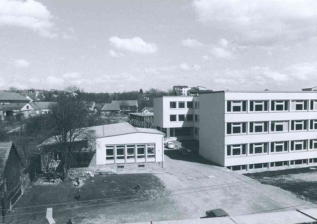 Kindergarten und Hauptschule am 10. Oktober 1972